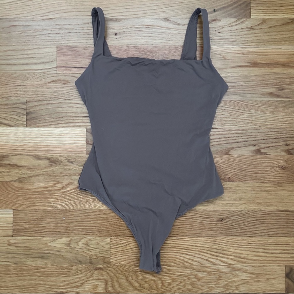 SKIMS Fits Everybody Square neckline Scoop Back Bodysuit - Picture 3 of 6